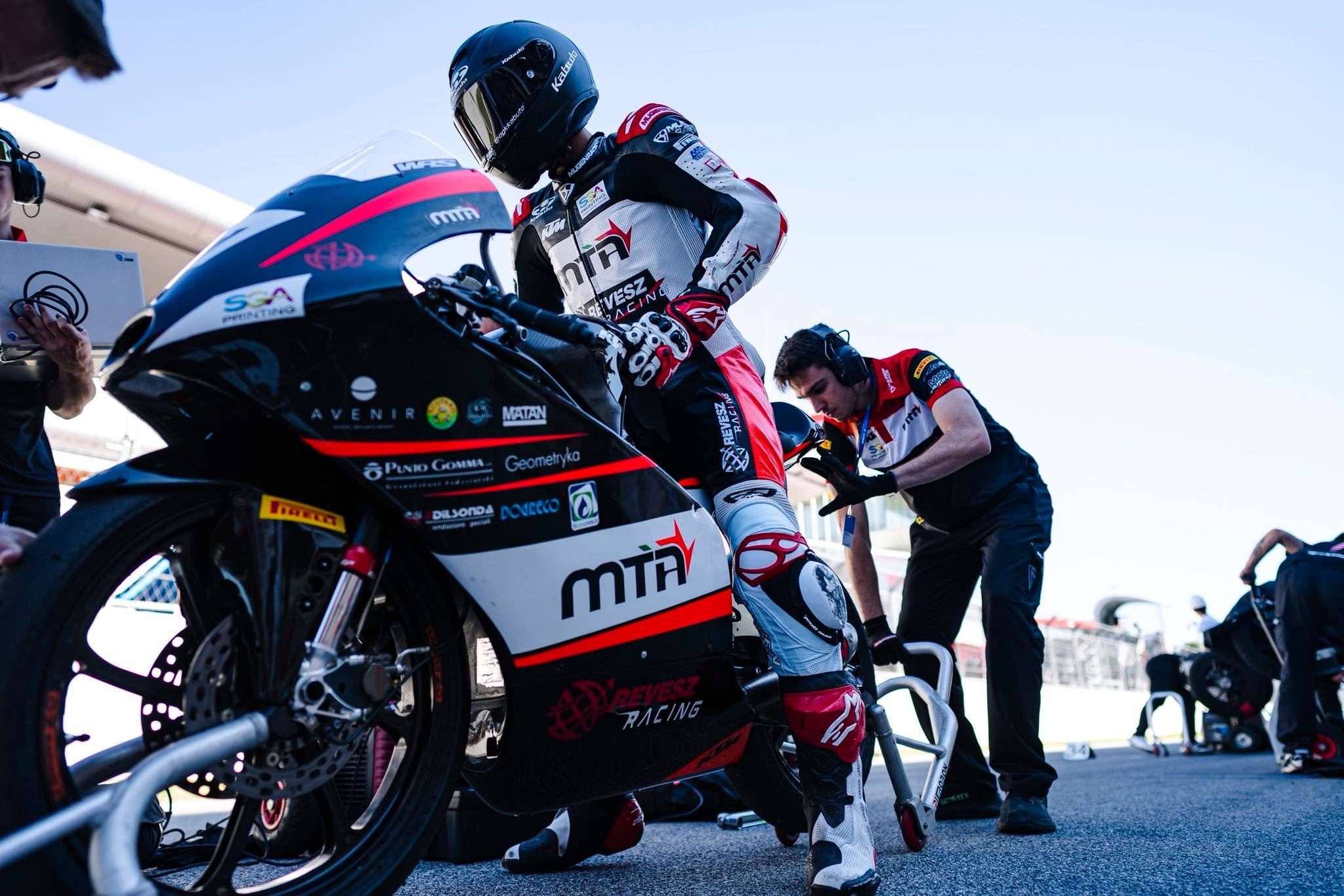 MTA JuniorGP Moto3 boxfotó KTM versenymotorral